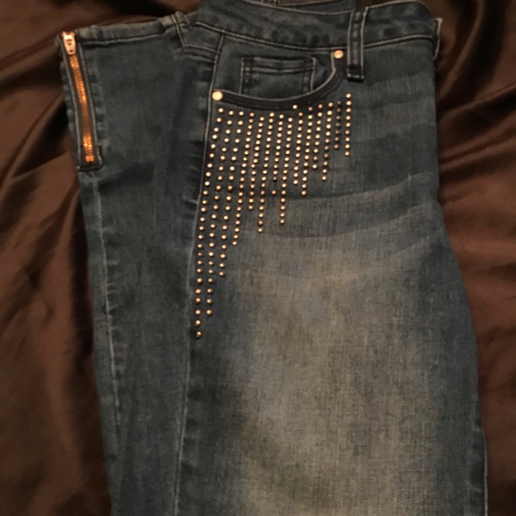 Versona Denim - ☺️☺️Cute skinny silver stud jeans on each pocket ☺️☺️ zipper on legs.